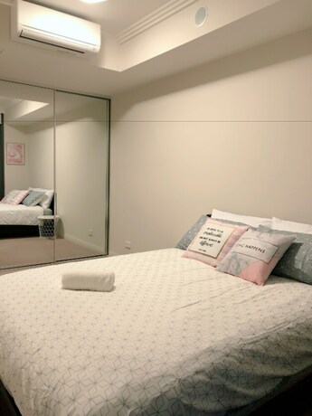Imagen de la habitación del Hotel The Elegant Designer Home. Foto 19