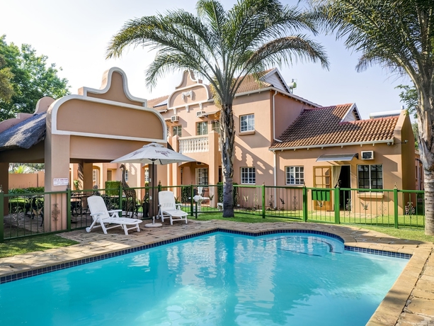 Imagen de la piscina del Hotel The Elegant Lodge. Foto 19