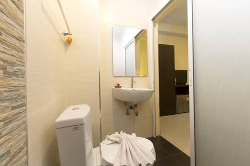 Imagen de la habitación del Hotel The Elegant Patong. Foto 7