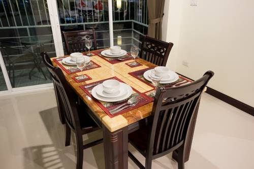 Imagen de la habitación del Hotel The Elegant Patong. Foto 14