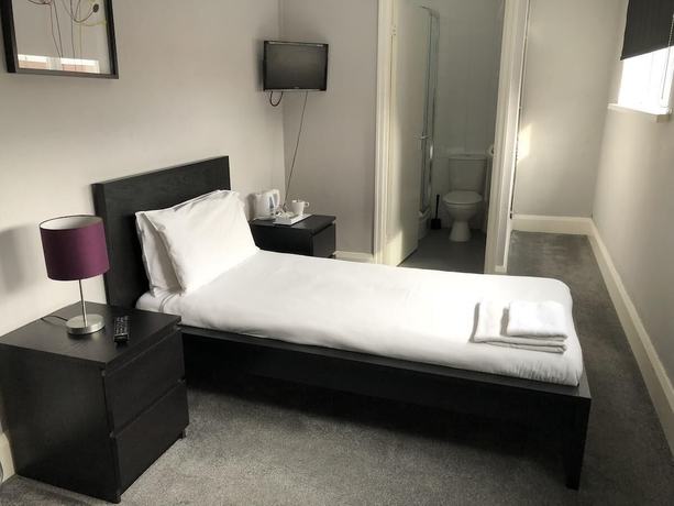 Imagen de la habitación del Hotel The Embassy. Foto 15