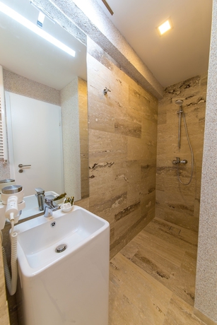 Imagen de la habitación del Hotel The Embassy Nord. Foto 16