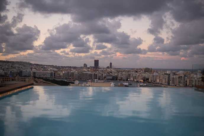 Imagen de la piscina del Hotel The Embassy Valletta. Foto 18