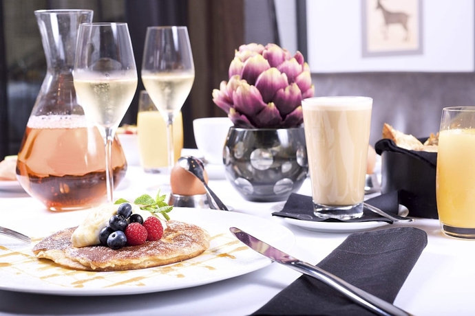 Imagen de la habitación del Hotel The Emblem. Foto 2