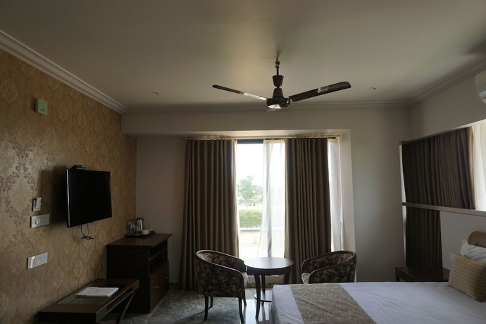 Imagen de la habitación del Hotel The Emerald Club. Foto 5