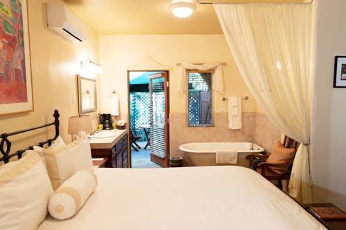 Imagen de la habitación del Hotel The Emerald Iguana Inn. Foto 1