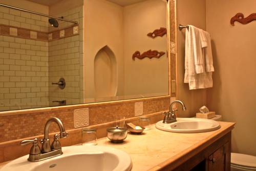 Imagen de la habitación del Hotel The Emerald Iguana Inn. Foto 5