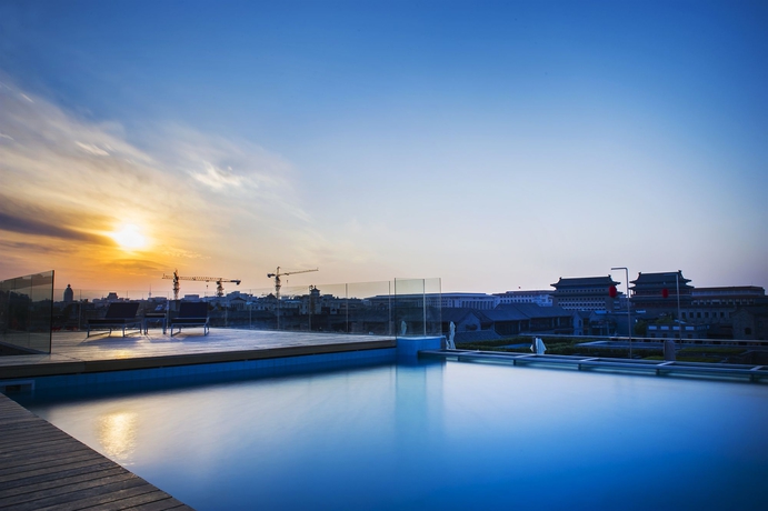 Imagen de la piscina del Hotel The Emperor Tiananmen Beijing. Foto 14
