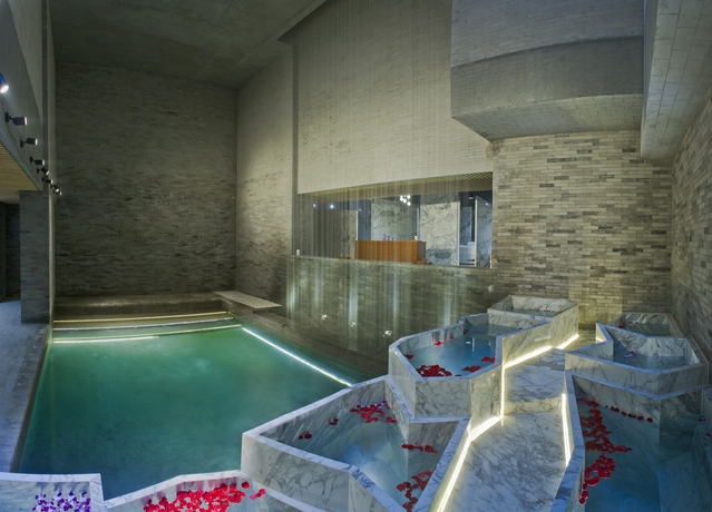 Imagen de la piscina del Hotel The Emperor Tiananmen Beijing. Foto 15