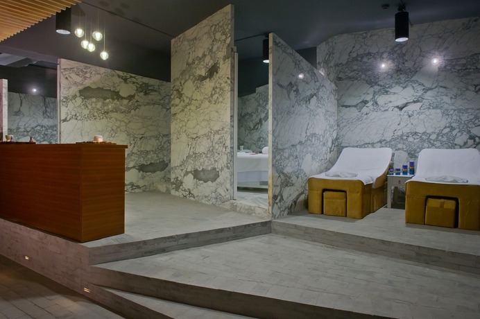 Imagen de la piscina del Hotel The Emperor Tiananmen Beijing. Foto 16