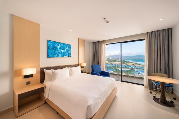 Imagen de la habitación del Hotel The Empyrean Cam Ranh Beach Resort. Foto 10