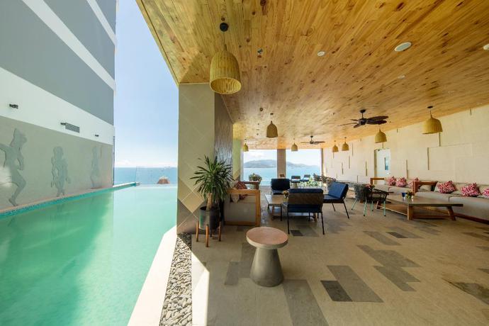Imagen de la piscina del Hotel The Empyrean Nha Trang. Foto 19