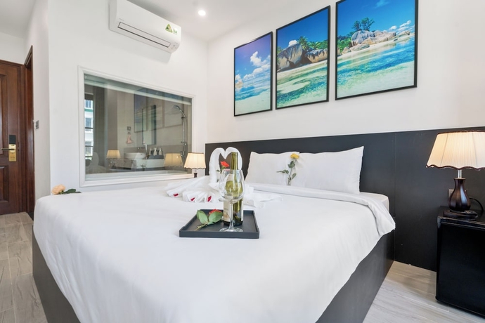 Imagen de la habitación del Hotel The Enchanted Ha Long - Bai Chay Beach. Foto 13