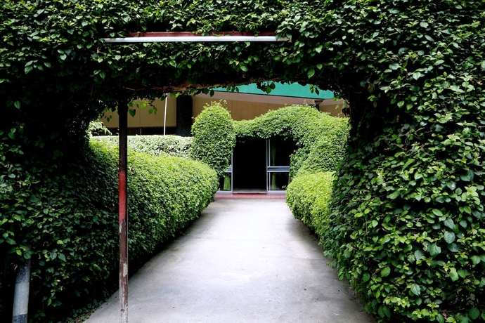 Imagen de los exteriores del Hotel The Equator. Foto 10