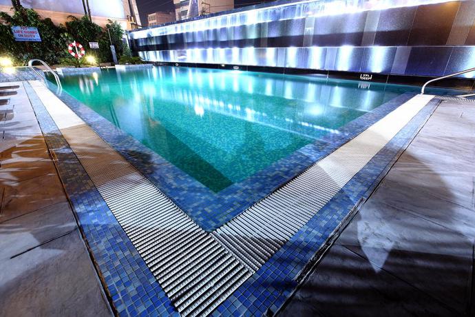 Imagen de la piscina del Hotel The Everest Kathmandu. Foto 19