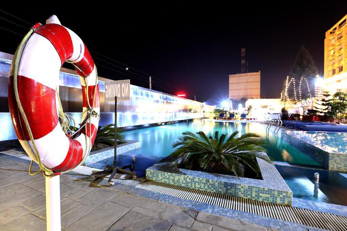 Imagen de la piscina del Hotel The Everest Kathmandu. Foto 20