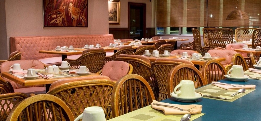 Imagen del bar/restaurante del Hotel The Executive. Foto 3