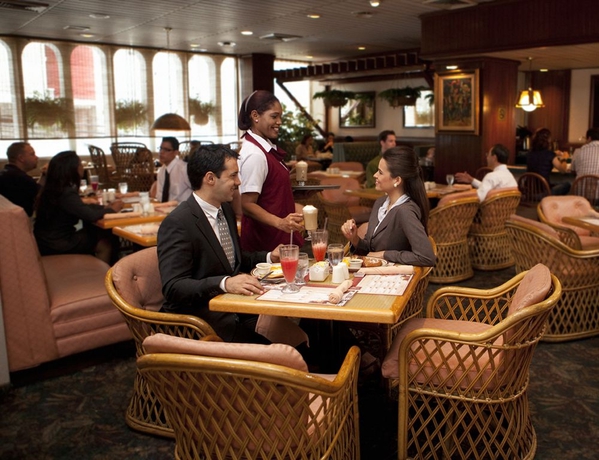 Imagen del bar/restaurante del Hotel The Executive. Foto 4