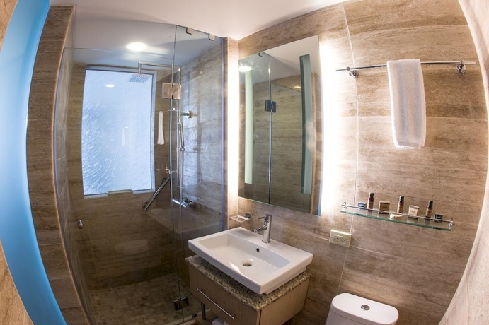 Imagen de la habitación del Hotel The Executive. Foto 7