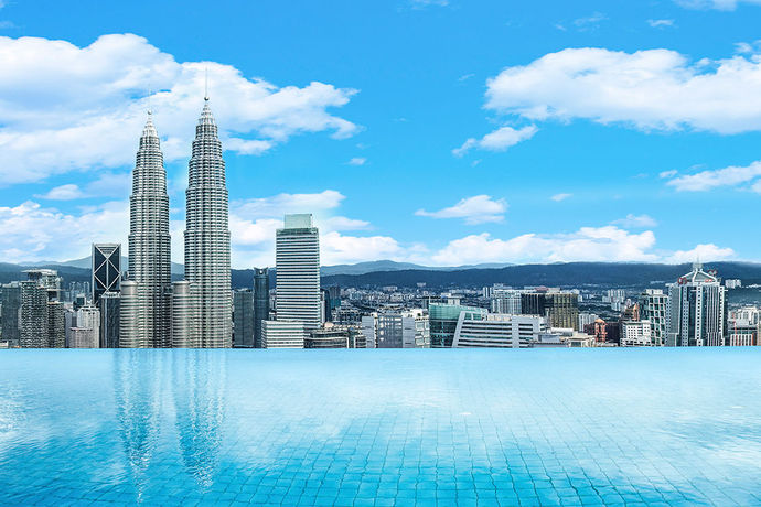 Imagen de la piscina del Hotel The Face Suites Kuala Lumpur. Foto 11