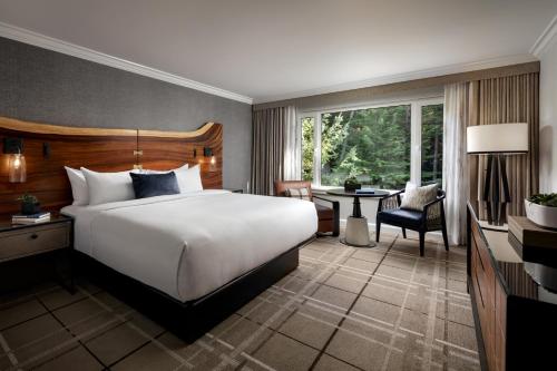 Imagen de la habitación del Hotel The Fairmont Chateau Whistler. Foto 4