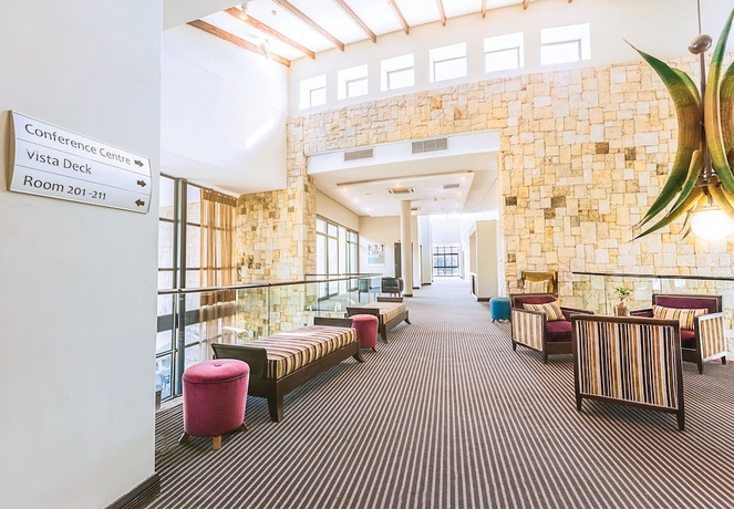 Imagen de los interiores del Hotel The Fairway Hotel and Golf Resort. Foto 19