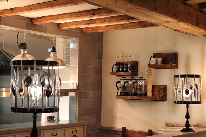 Imagen del bar/restaurante del Hotel The Falcon Inn. Foto 3