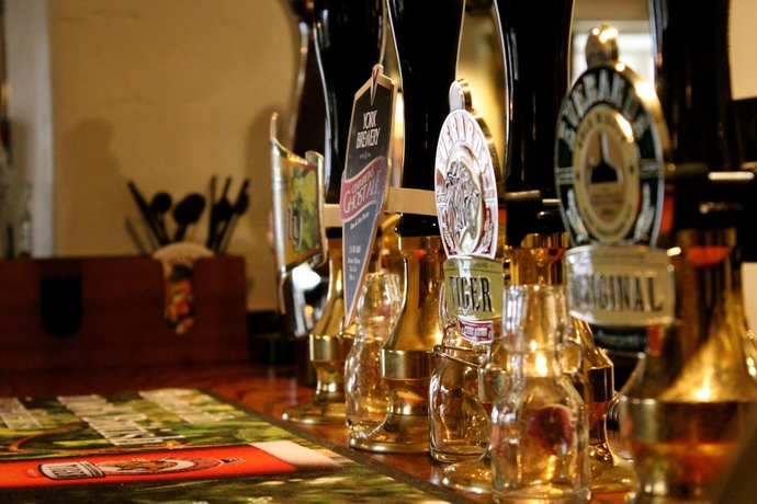 Imagen del bar/restaurante del Hotel The Falcon Inn. Foto 5