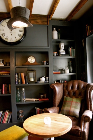 Imagen del bar/restaurante del Hotel The Falcon Inn. Foto 8