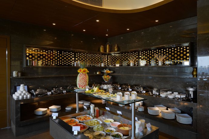 Imagen del bar/restaurante del Hotel The Fern - An Ecotel, Vadodara. Foto 8