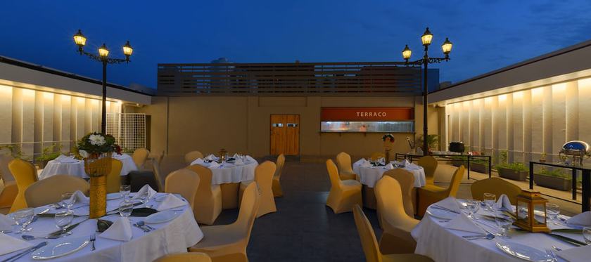 Imagen del bar/restaurante del Hotel The Fern - An Ecotel, Vadodara. Foto 9