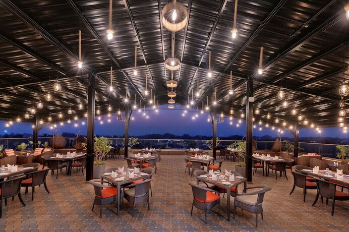 Imagen del bar/restaurante del Hotel The Fern Habitat Candolim Goa. Foto 11