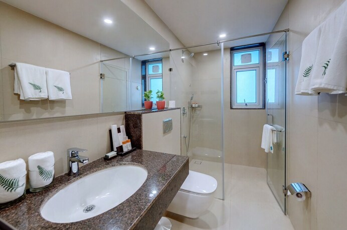 Imagen de la habitación del Hotel The Fern Habitat Candolim Goa. Foto 18