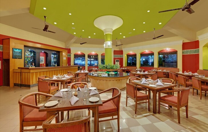 Imagen del bar/restaurante del Hotel The Fern Kesarval and Spa Verna Plateau, Goa. Foto 15