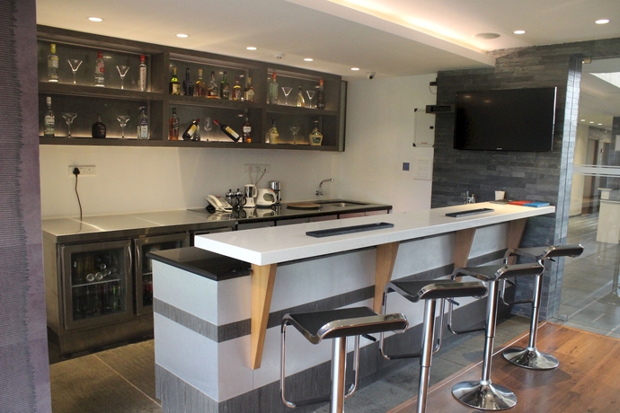 Imagen del bar/restaurante del Hotel The Fern Residency Miramar. Foto 2