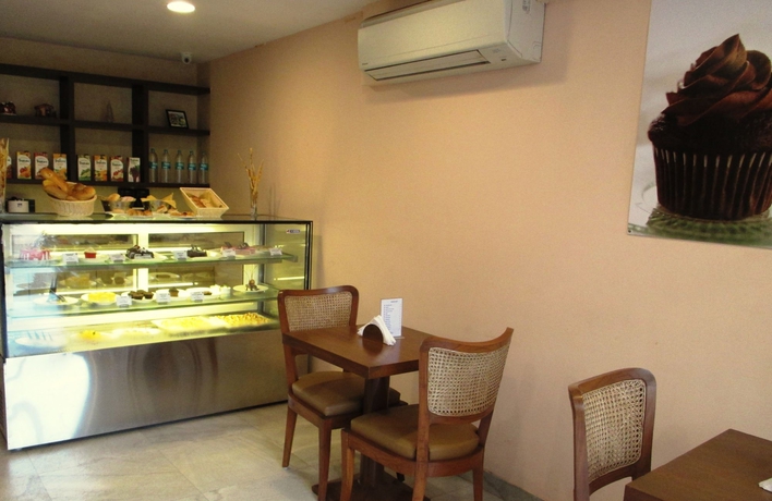 Imagen del bar/restaurante del Hotel The Fern Residency Miramar. Foto 7