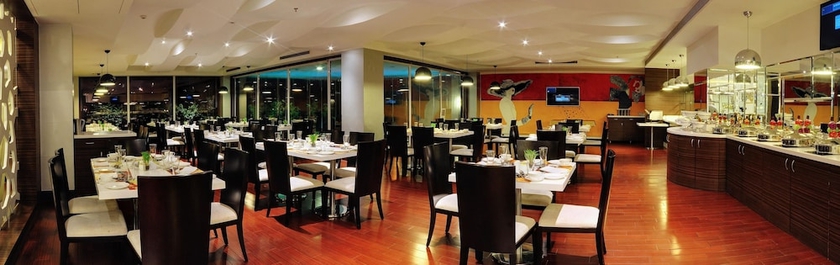 Imagen del bar/restaurante del Hotel The Fern Residency Rajkot. Foto 2