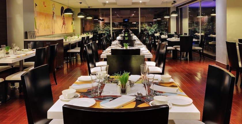 Imagen del bar/restaurante del Hotel The Fern Residency Rajkot. Foto 3