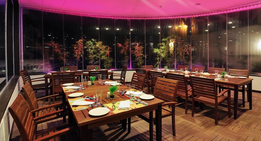 Imagen del bar/restaurante del Hotel The Fern Residency Rajkot. Foto 4