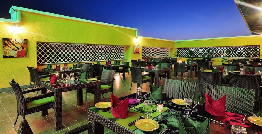 Imagen del bar/restaurante del Hotel The Fern Residency Rajkot. Foto 5