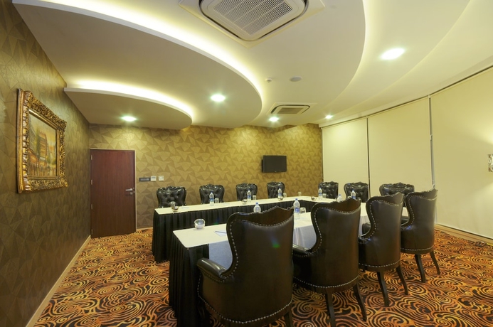Imagen de los interiores del Hotel The Fern Residency Rajkot. Foto 19