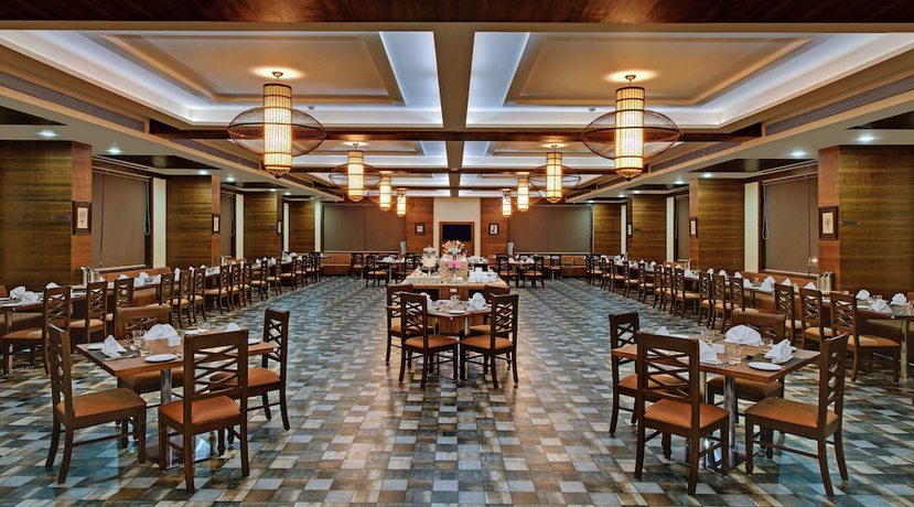 Imagen del bar/restaurante del Hotel The Fern Residency Somnath. Foto 2