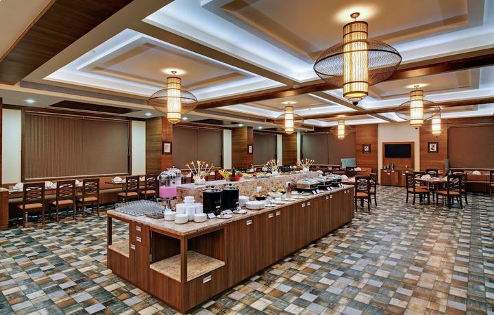 Imagen del bar/restaurante del Hotel The Fern Residency Somnath. Foto 3