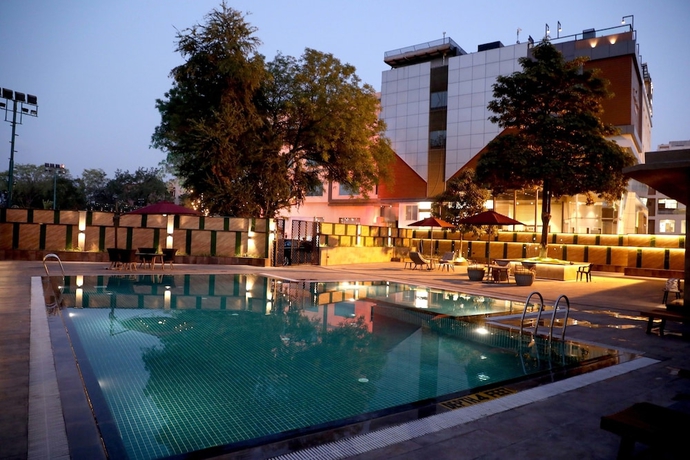Imagen de la piscina del Hotel The Fern Residency Udaipur. Foto 17