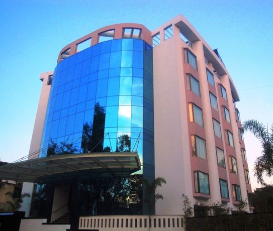 Imagen del bar/restaurante del Hotel The Fern Residency,midc. Foto 3