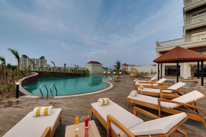 Imagen de la piscina del Hotel The Fern Sattva Resort Dwarka. Foto 18