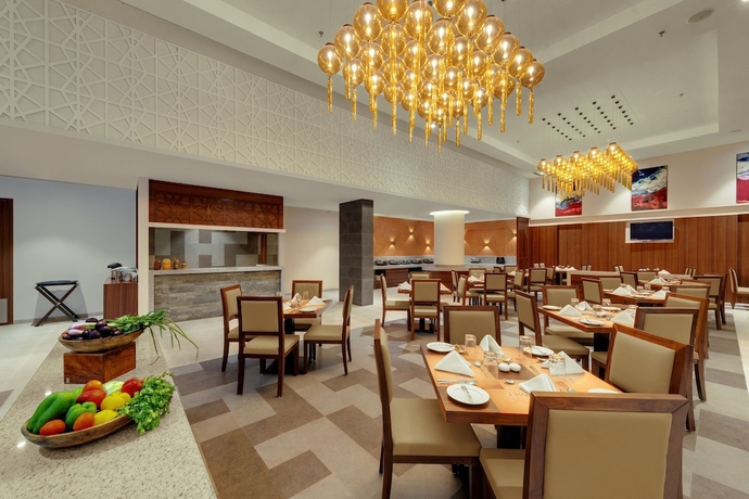 Imagen del bar/restaurante del Hotel The Fern Sattva Resort Dwarka. Foto 4