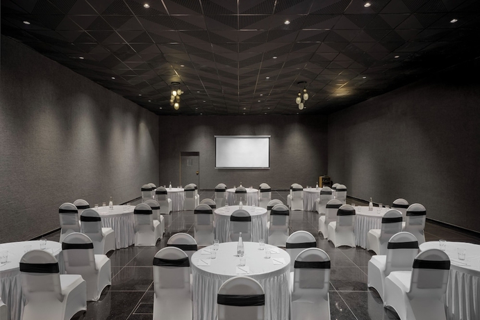 Imagen de los interiores del Hotel The Fern Seaside Luxurious Tent Resort Daman, Series by Marriott. Foto 14
