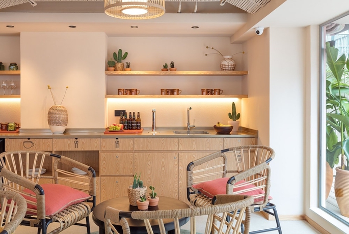 Imagen del bar/restaurante del Hotel The Figo. Foto 2