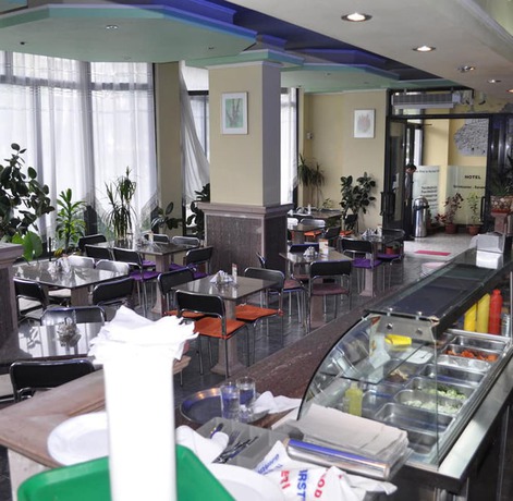 Imagen del bar/restaurante del Hotel The First, Gjirokastra. Foto 2